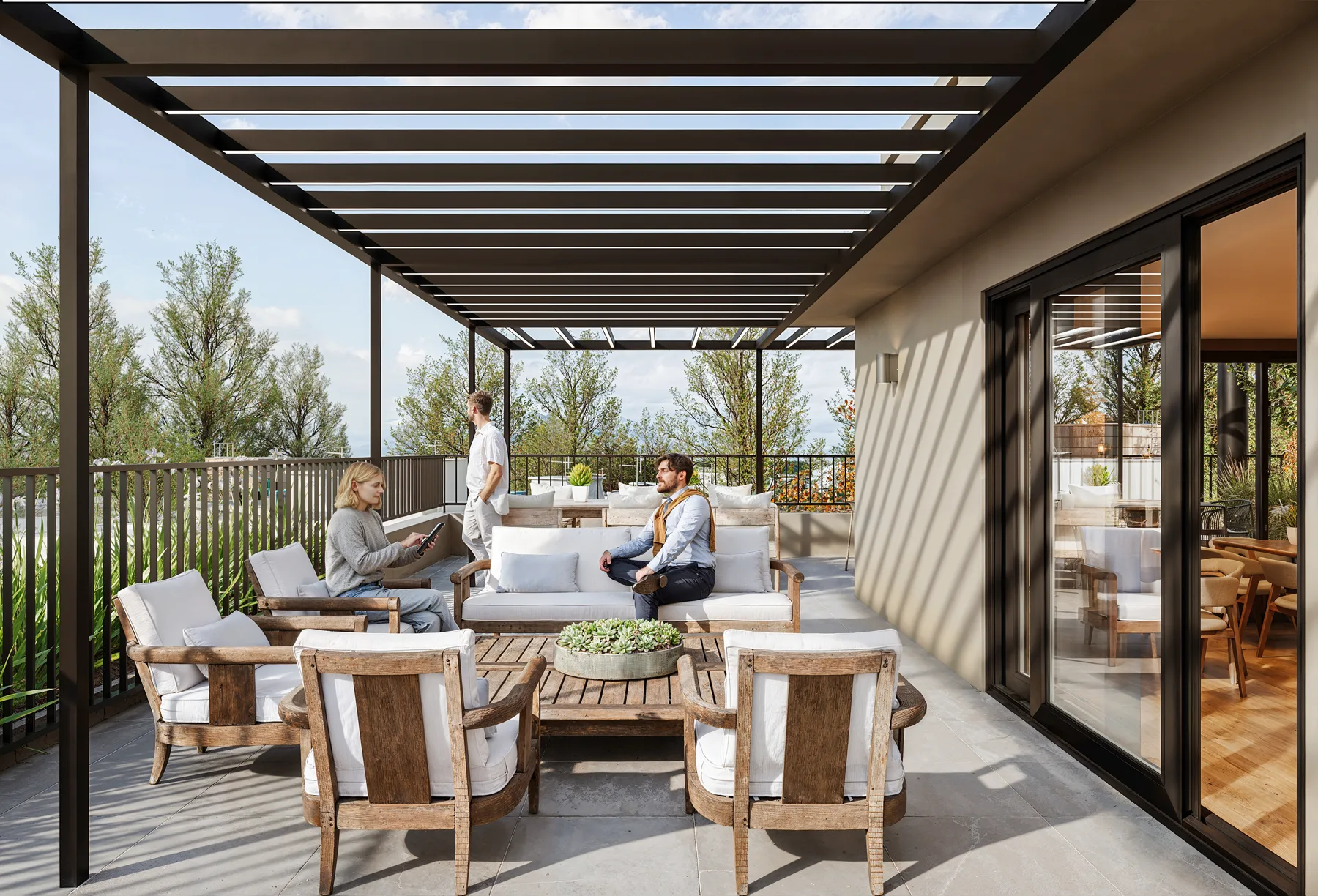 Azotea con pérgola del edificio Reyes II